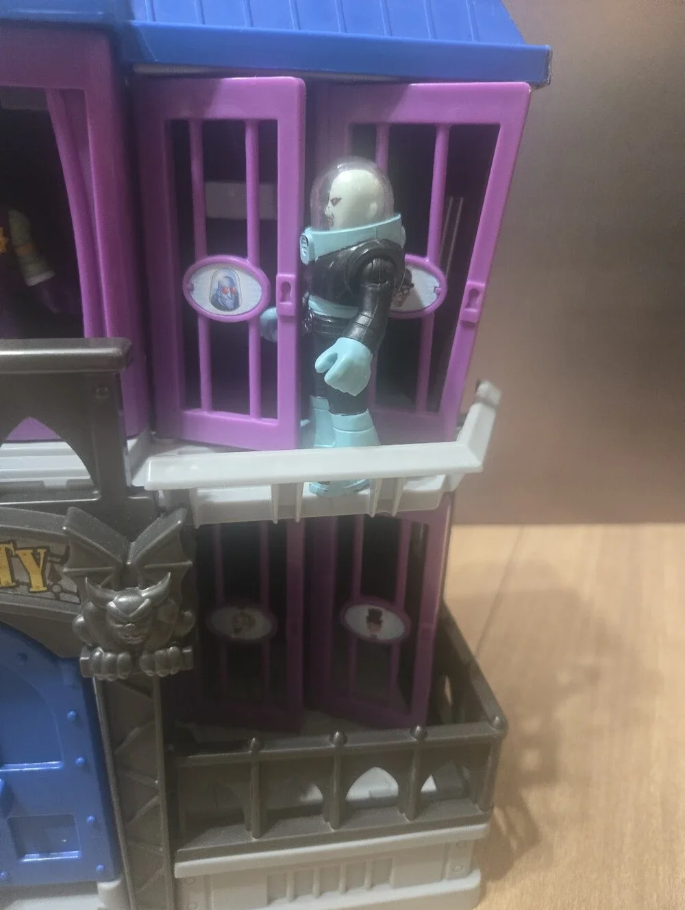 Batman Gotham City Playset Fisher Price Freeze Riddler Penguin Imaginext